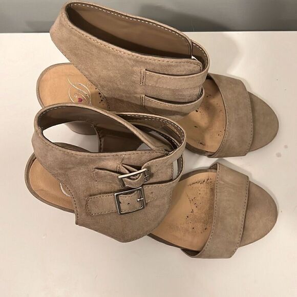Heart in D Women's Taupe Suede Double Ankle Strap Block Heel Sandal Size 8 - Picture 6 of 14